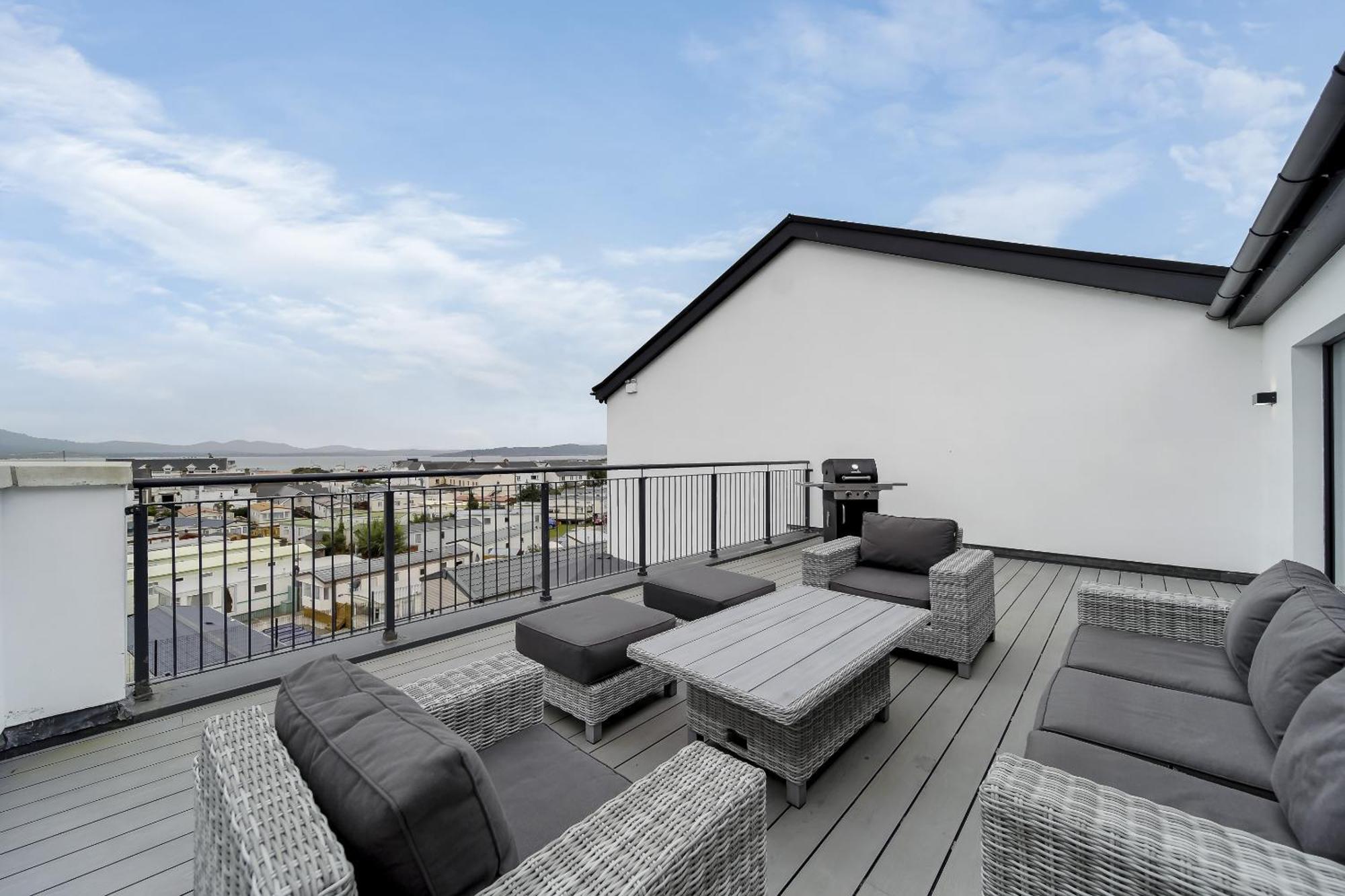 BayView Luxury 3 Bedroom Apartment First Floor Downings Buitenkant foto